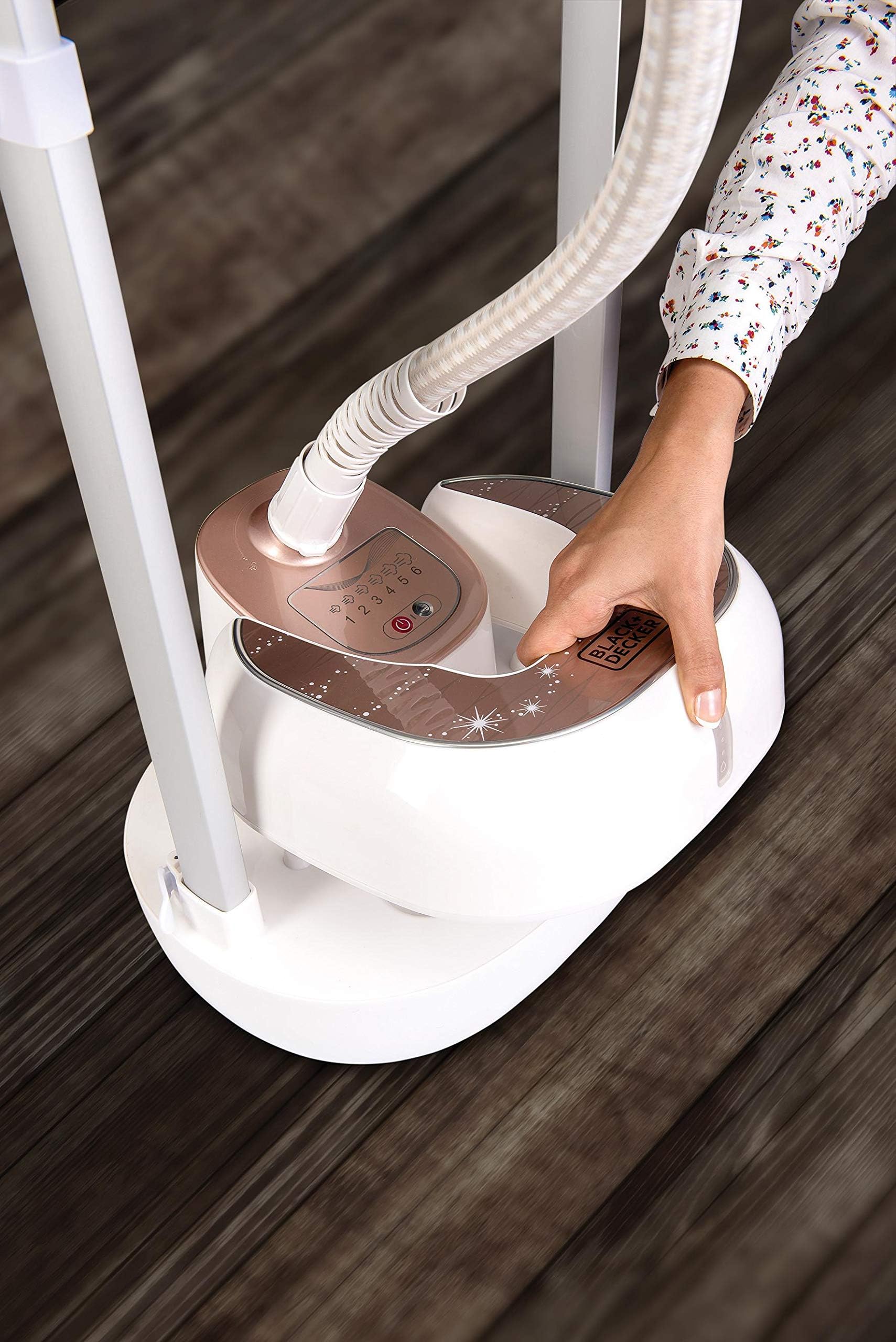 Black & Decker 2000W 2L Digital Garment Steamer 40gm/min Steam, With Detachable Board, Adjustable Poles Rotary Wheels+Multiple بلاك+ديكر مكواة بخار رقمية 2000 واط، ابيض/ذهبي Black & Decker 2000W 2L Digital Garment Steamer 40gm/min Steam, With Detachable Board, Adjustable Poles Rotary Wheels+Multiple بلاك+ديكر مكواة بخار رقمية 2000 واط، ابيض/ذهبي